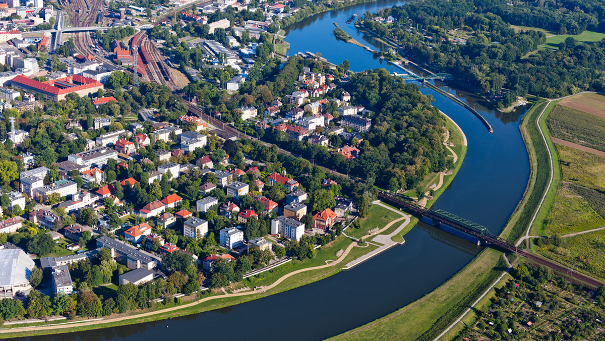 Sąd Rejonowy w Opolu oraz Wojskowa Komenda Uzupełnień od tygodnia pozostają bez łączności ze światem. Wszystko przez to, że nikt nie wiedział, do kogo dokładnie należą kable, które na swojej posesji znalazł pan Mariusz Kołodziej. Postanowił je przeciąć. Wtedy wybuchła afera - czytamy na łamach "Nowej Trybuny Opolskiej".