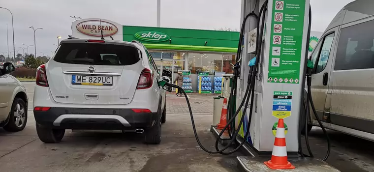 Opłata emisyjna w cenie paliwa – kierowcy znów drenowani?