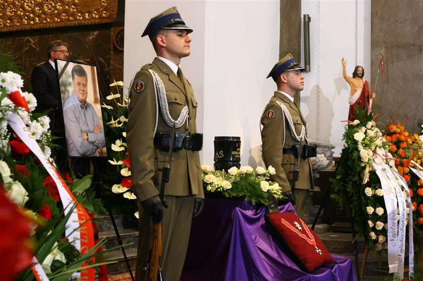 Kwaśniewski modli się na pogrzebie Szmajdzińskiego. ZDJĘCIA