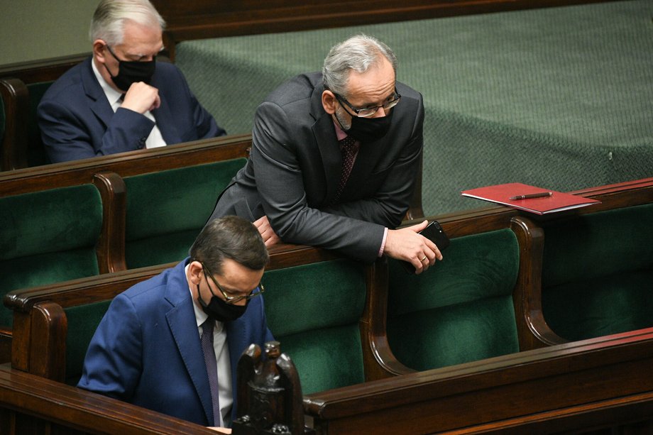 Mateusz Morawiecki, Adam Niedzielski, Jarosław Gowin - trzy główne postaci w dyskusji o restrykcjach