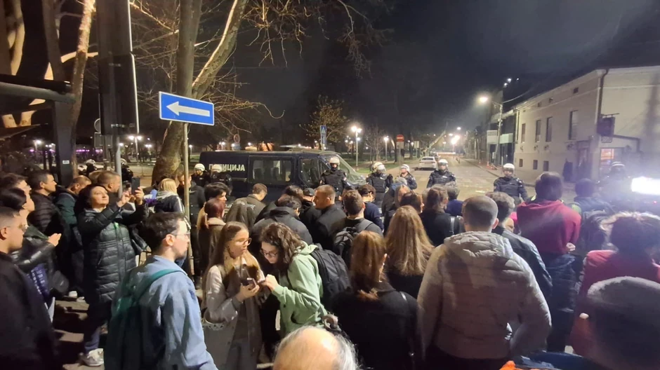 Park na niškom keju bio je ograđen uz veliko  prisustvo jakih policijskih snaga