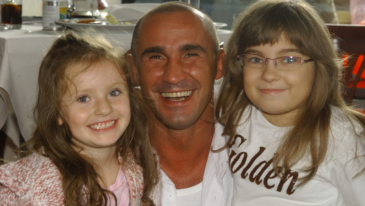 Przemysław Saleta z córkami w 2006 r.