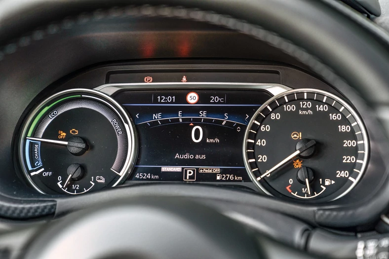 Klasyka i nowe trendy w jednym: miks fizycznych zegarów z centralnym wyświetlaczem w Nissanie Juke 1.6 Hybrid.