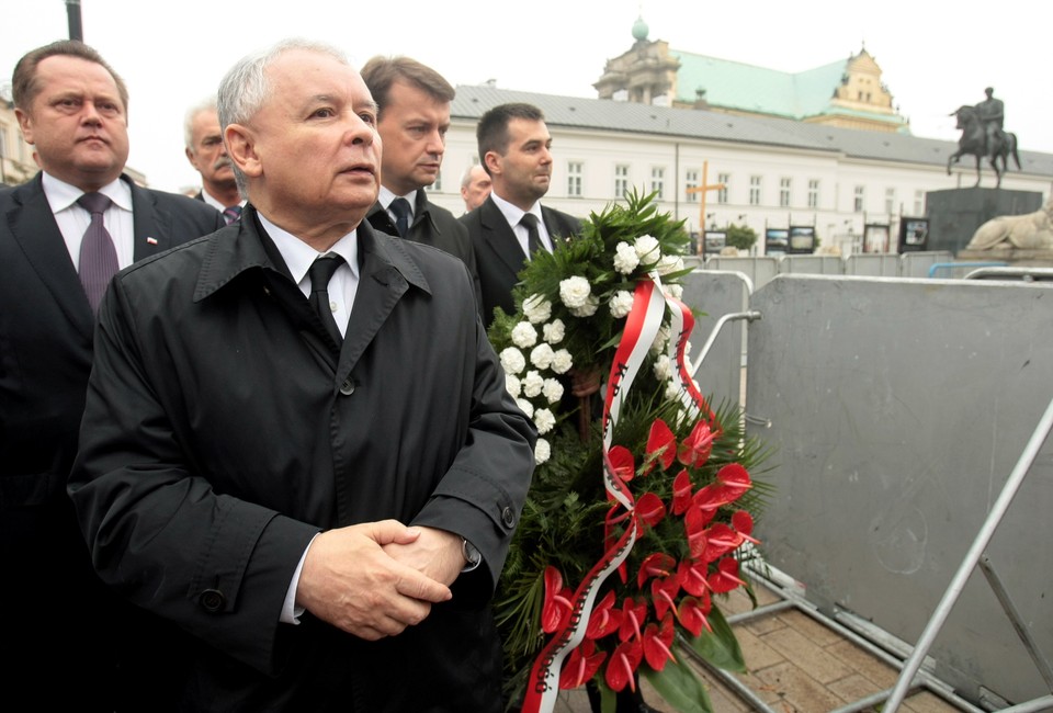 WARSZAWA KRZYŻ PAŁAC PREZYDENCKI KWIATY PIS