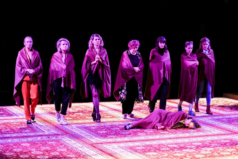 "8 kobiet", reż. Adam Sajnuk
