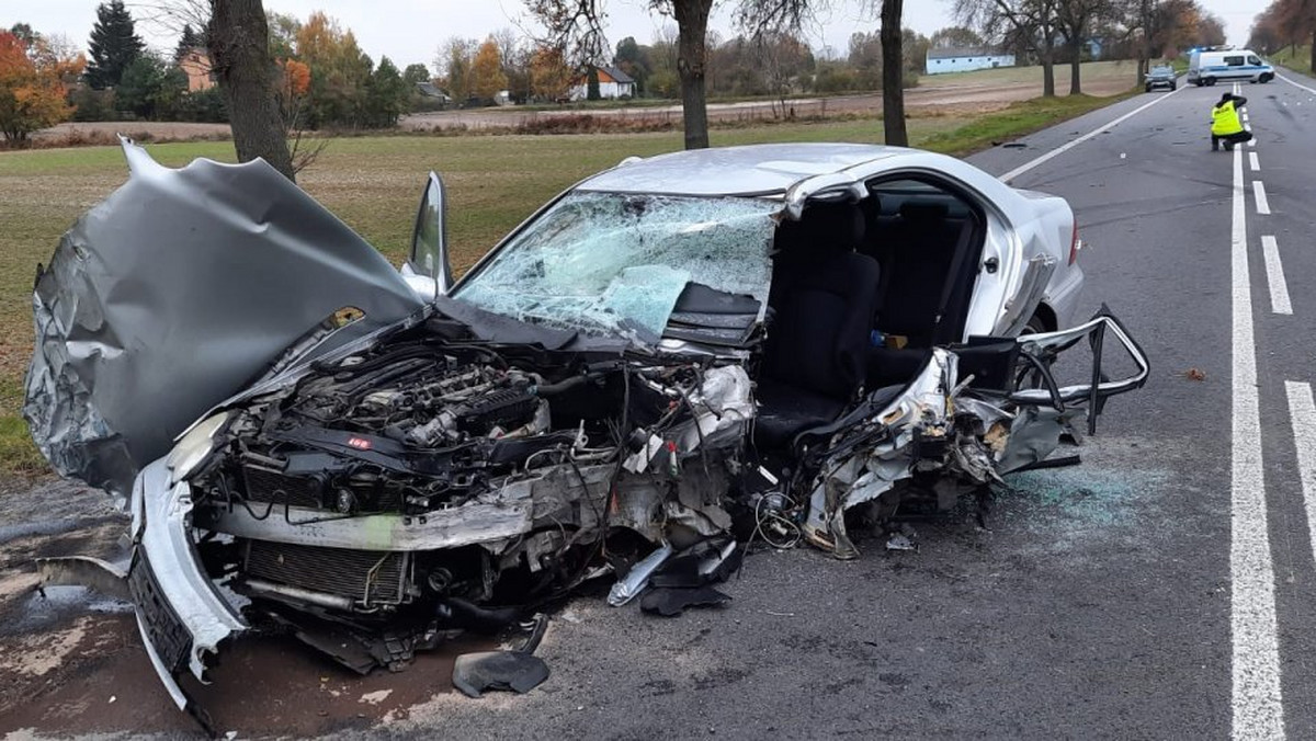 Lubelskie. Samochód zderzył się z busem. Nie żyje kierowca mercedesa