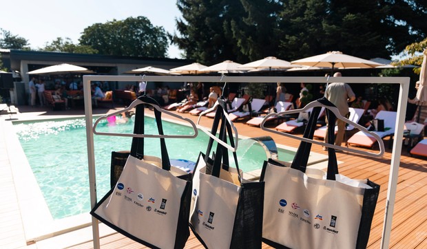 Agape pool & lounge, radio far žurka