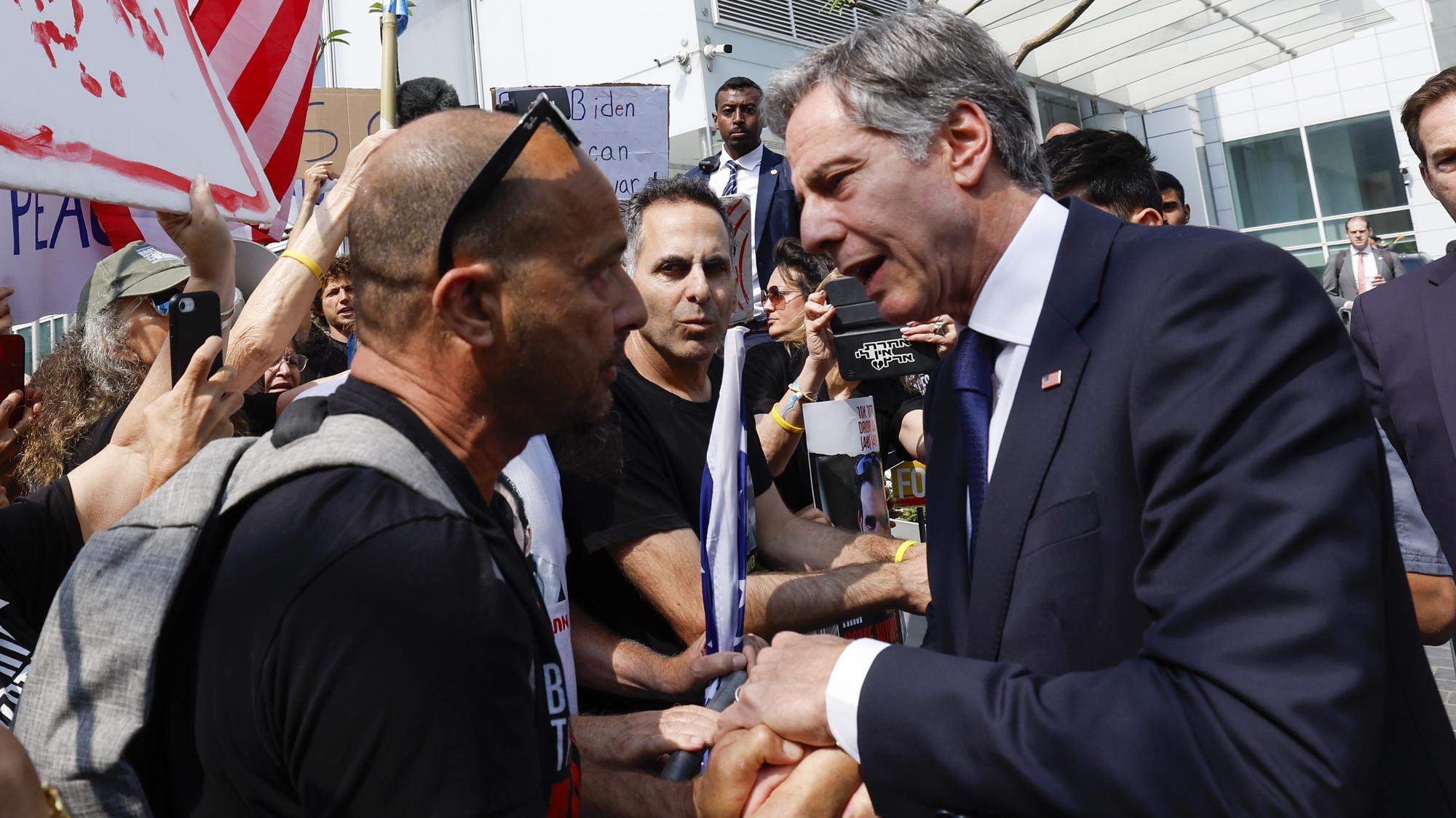 Americký minister zahraničných vecí Antony Blinken (vpravo) sa rozpráva s rodinnými príslušníkmi rukojemníkov zadržiavaných hnutím Hamas v Gaze počas stretnutia pred hotelom v Tel Avive v stredu 1. mája 2024.