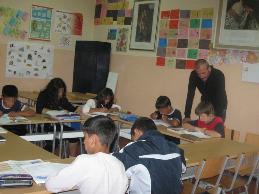 Učitelj Darko Stanojković pomaže dečaku sa višestrukim smetnjama u razvoju