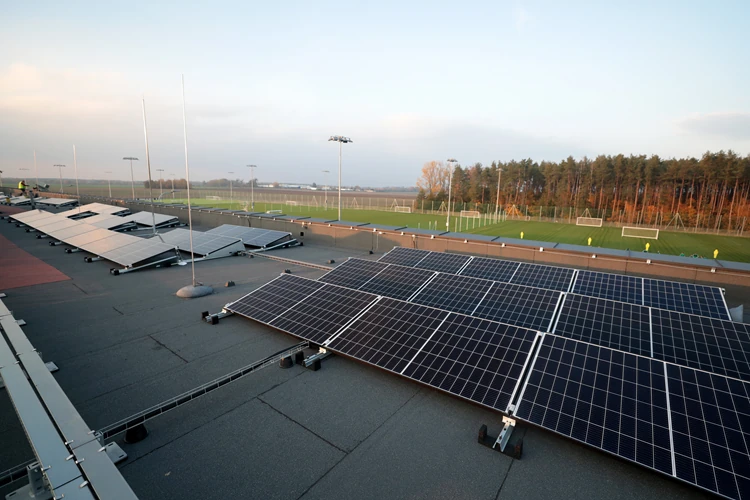 Instalacja fotowoltaiczna zrealizowana przez EN2 Fotowoltaika na dachu Legia Training Center, woj. mazowieckie