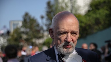 Janusz Korwin-Mikke spadł z drabiny. Ma poważne złamanie