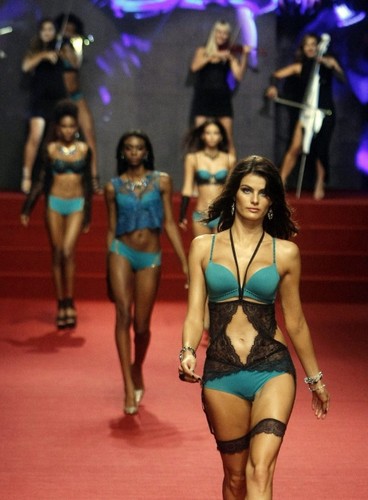 Pokaz bielizny Leonisa na kolumbijskim tygodniu mody Colombiamoda 2015