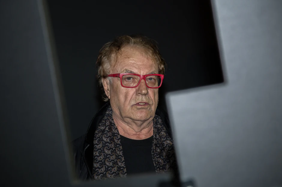 Nekada su umjetnička djela naručivali kraljevi, carevi, plemstvo, pape, patrijarsi... da bi njima ukrašavali svoje dvorove, kuće, palate, katedrale, crkve... 