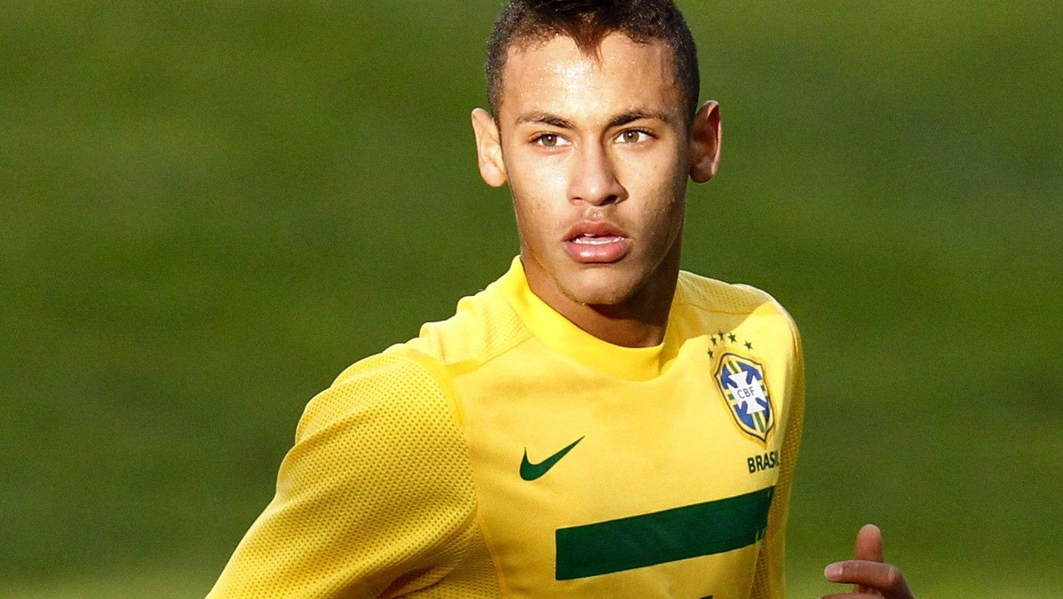 Brazylijczyk Neymar od długiego czasu znajduje się na celowniku Realu Madryt. Do transferu do drużyny wicemistrza Hiszpanii namawiał go nawet trener Jose Mourinho.