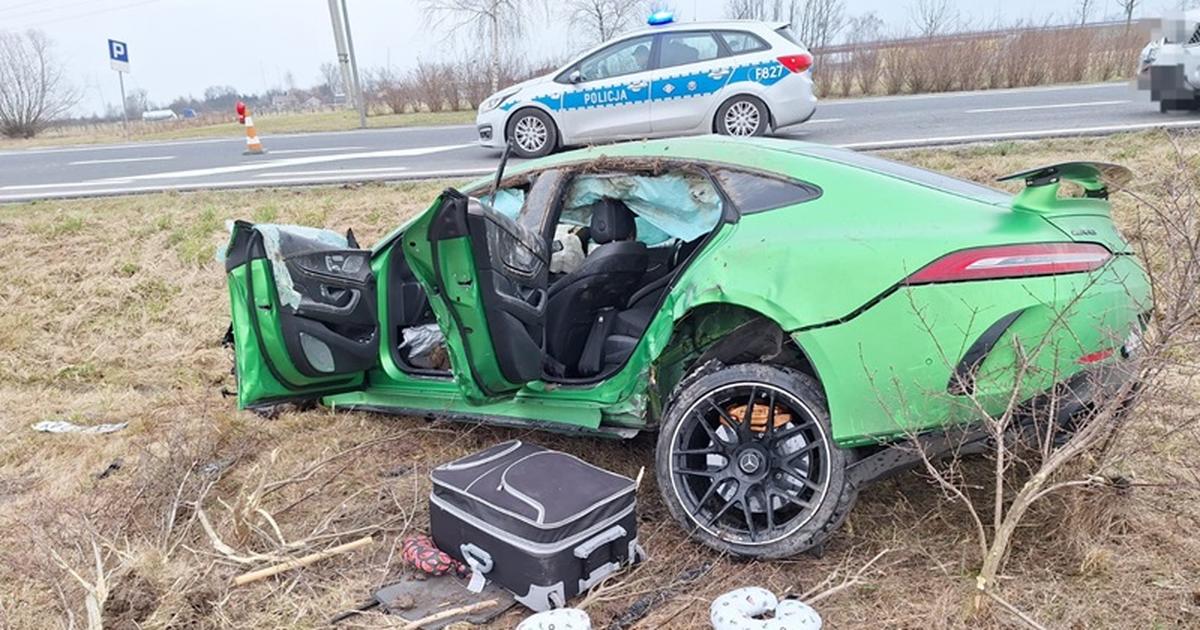  Zielony Mercedes-AMG GT w rowie. Kierowca odpowie za przestępstwo