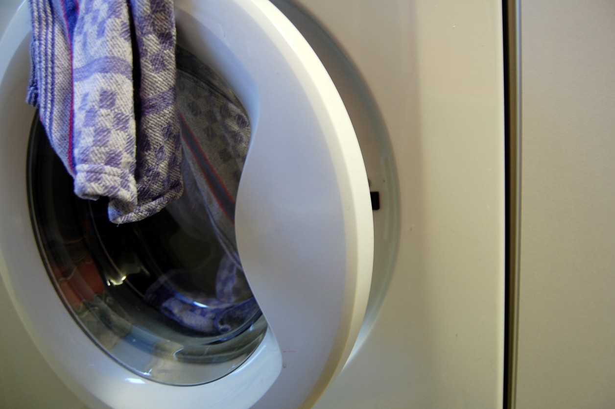 Bežné pranie v práčke na úplnú likvidáciu roztočov často nestačí. Na ich zničenie je potrebná teplota aspoň 60 °C, ktorú mnohé jemné paplóny neznesú.