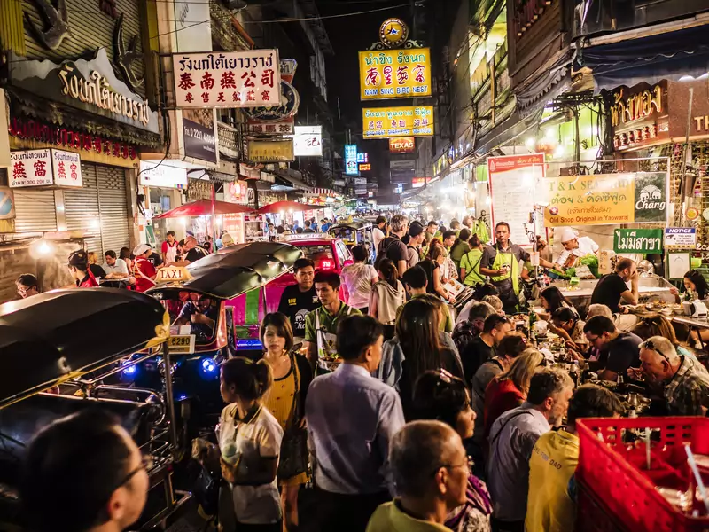 Tłumy na ulicach w Bangkoku, Tajlandia / Getty Images / aluxum