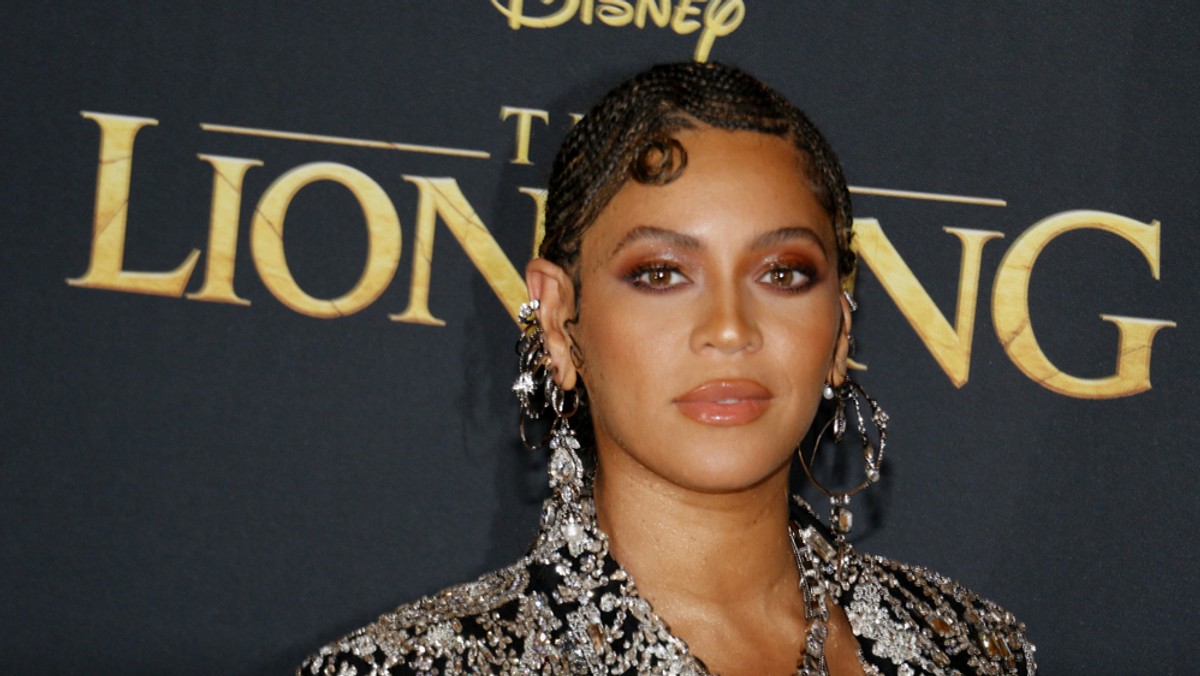 "Black Is King" to nadchodzący film wyreżyserowany przez Beyoncé, którego premiera odbędzie się 31 lipca na Disney+. Film oparty jest na muzyce z albumu "The Lion King: The Gift" i ukaże się dwa tygodnie po roku od premiery filmu "Król Lew". Jak opisuje film jego autorka, "przenosi on przesłanie kinowego hitu na dzisiejszych królów i królowe, szukających i szukające swoich koron".