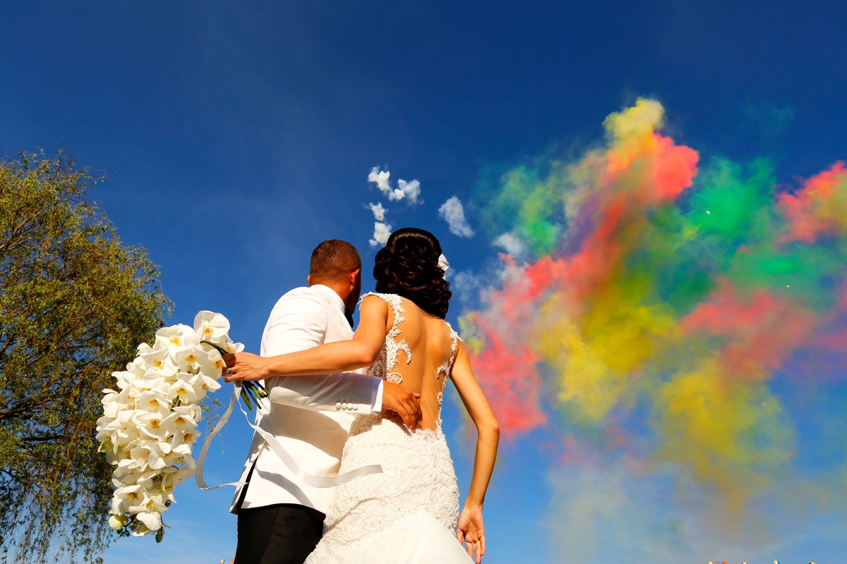 Kolorowe świece dymne odpalone podczas ślubu