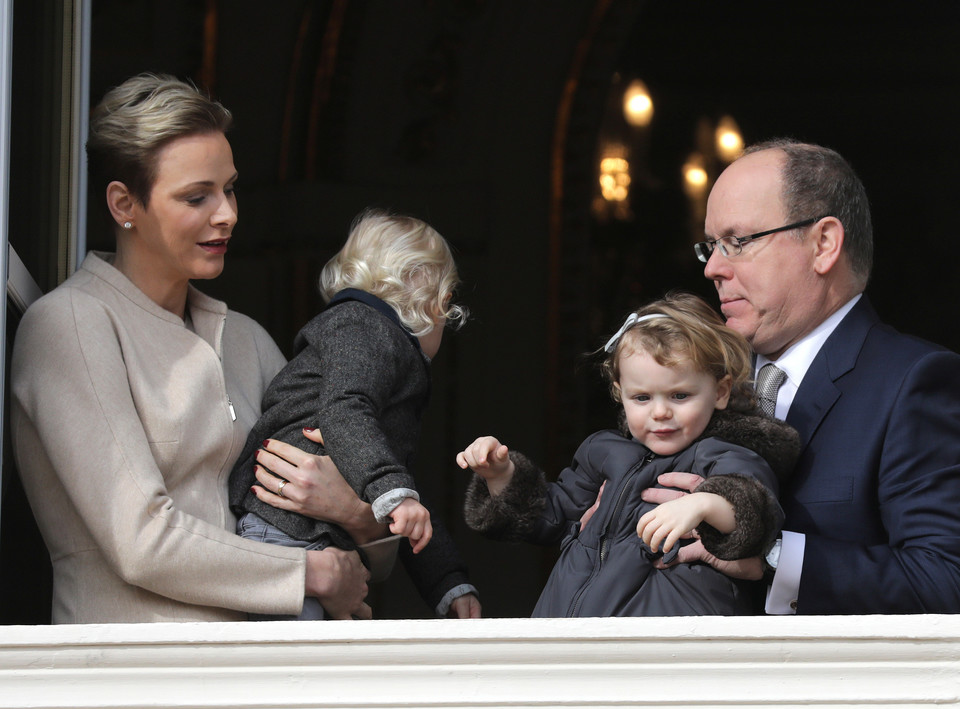 Albert II i księżna Charlene z bliźniakami