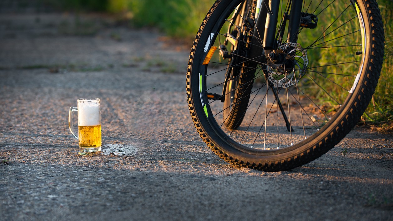 Výlet na bicykli je ale častokrát spojený s relaxom, nejakým dobrým jedlom a možno aj nejakým pivkom. Lenže ako je to s alkoholom na bicykli?