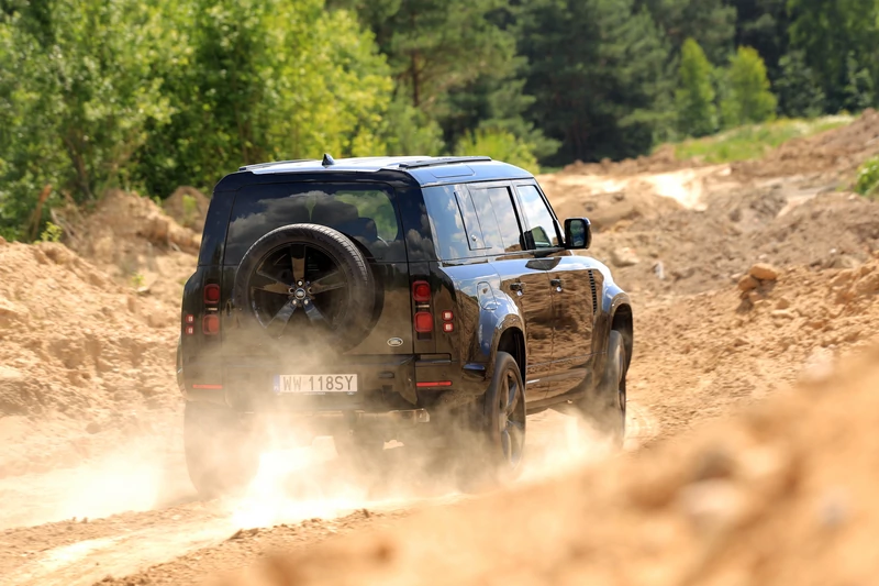 Land Rover Defender 110 