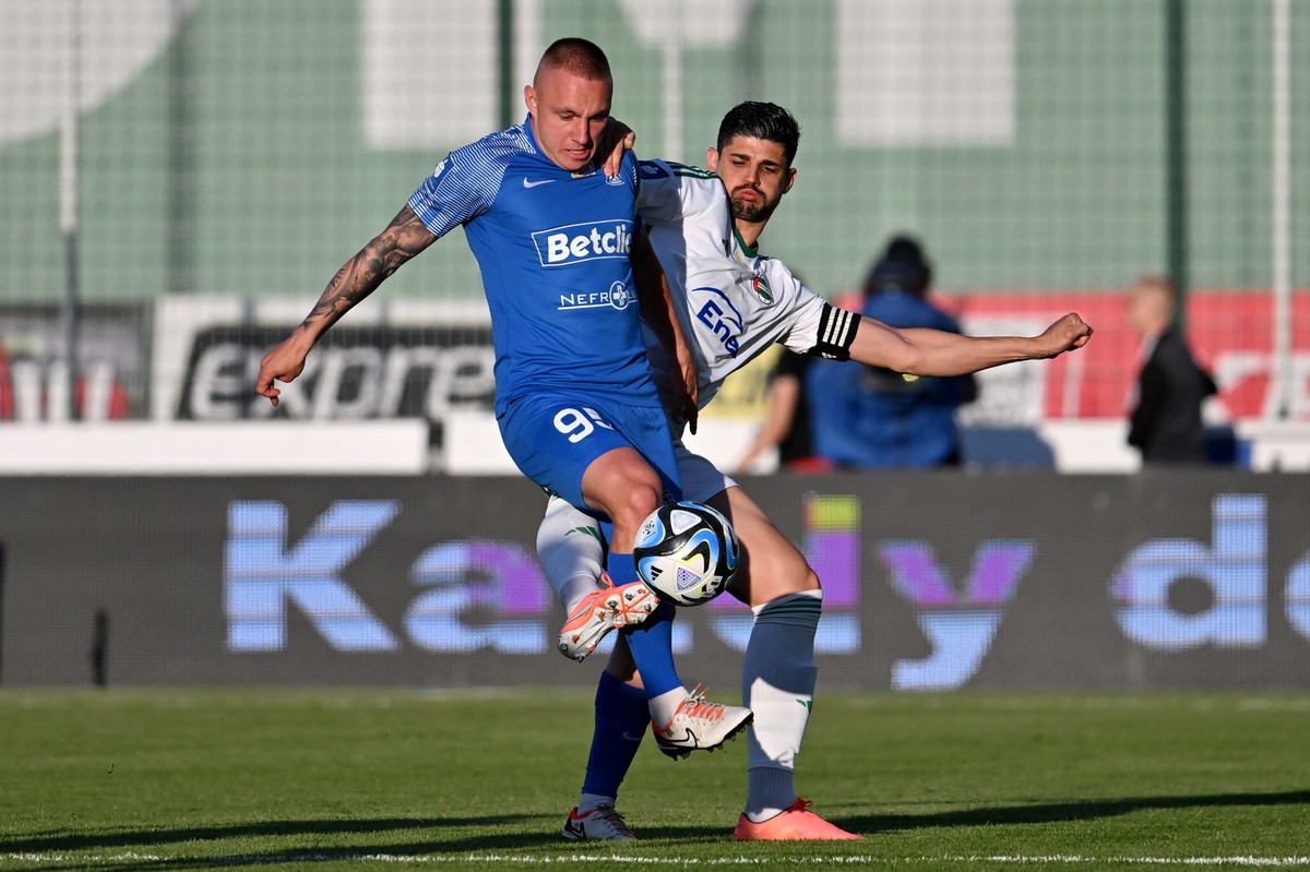 Piłkarz Radomiaka Radom Raphael Rossi (P) i Daniel Szczepan (L) z Ruchu Chorzów podczas meczu Ekstraklasy