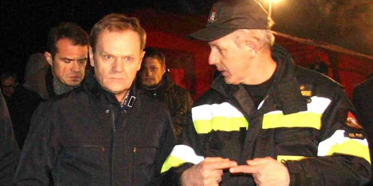 Donald Tusk na miejscu katastrofy