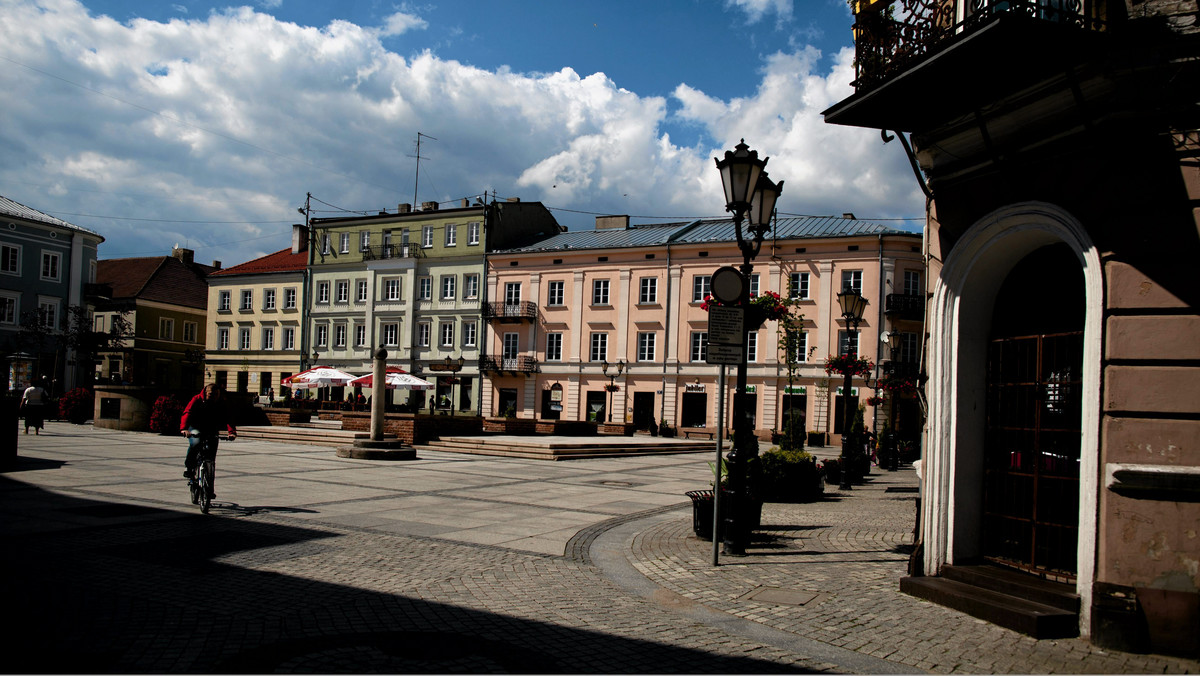 Piotrkowska Inicjatywa Obywatelska wystosowała petycję, w której wezwała prezydenta Piotrkowa Trybunalskiego Krzysztofa Chojniaka do złożenia dymisji. 15 września ma się odbyć referendum w sprawie odwołania Chojniaka, który nie zamierza podać się do dymisji.