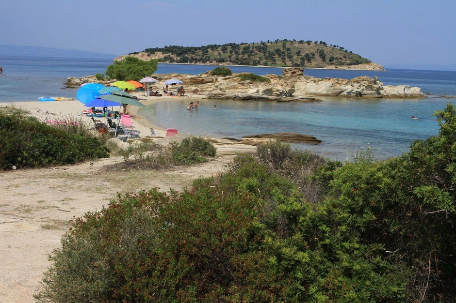 Lagonisi plaža, deo koji još nije "okuprao" kafić