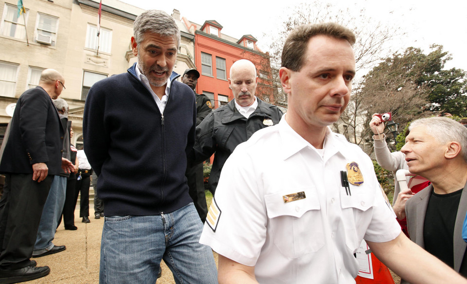 George Clooney aresztowany na oczach tłumów