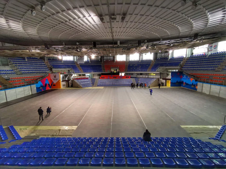 Postavljeni podovi preko parketa u hali Čair