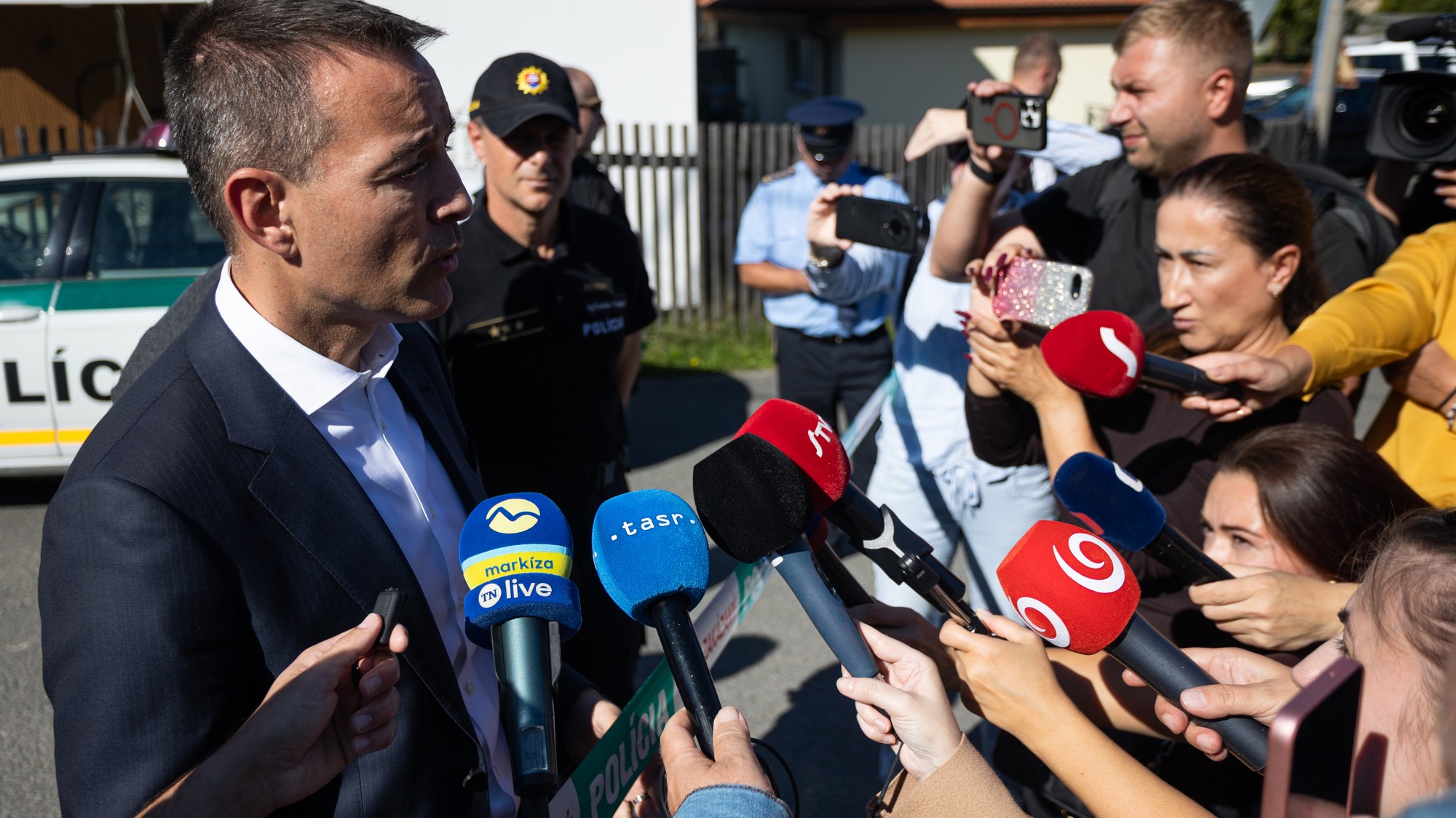 Minister školstva, výskumu, vývoja a mládeže SR Tomáš Drucker hovorí počas tlačovej konferencie po útoku na základnej škole v obci Staškov. 