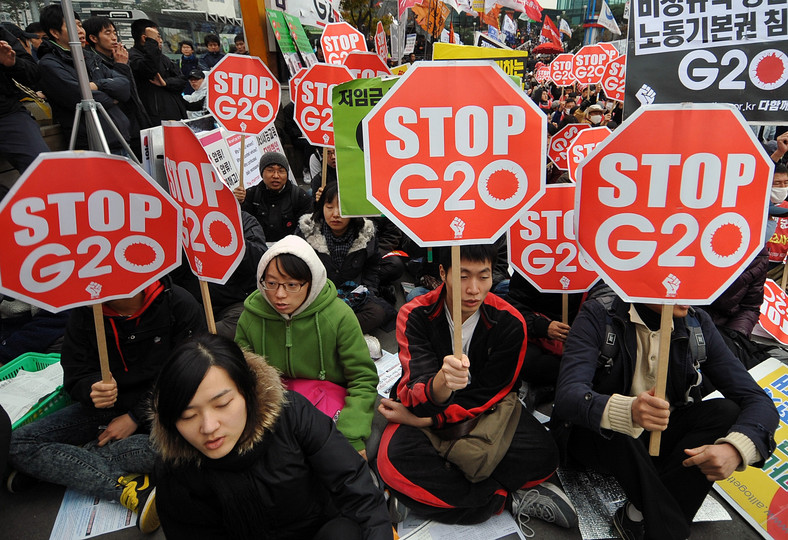 Demonstranci protestują przeciw szczytowi G20, który odbywa się w Seulu w Korei Południowej w 2010 r. Fot: Seokyong Lee/Bloomberg
