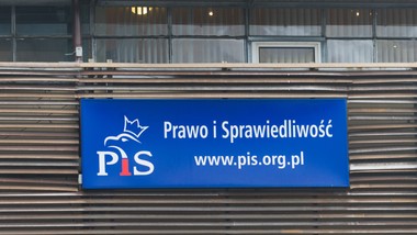 romanowski i fundacja profeto. pis zarzuca ustawianie procesów sądowyc