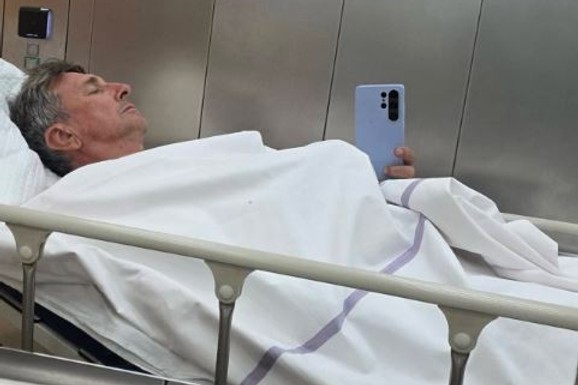 (FOTO) BIVŠI PREDSEDNIK SLOVAČKE DOŽIVEO NESREĆU Objavio fotografiju iz bolnice: "Kaciga me je spasila"