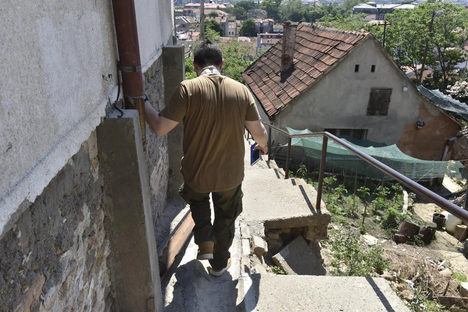 Prelazak preko rupe je moguć samo preko klizavog odvoda za kišnicu