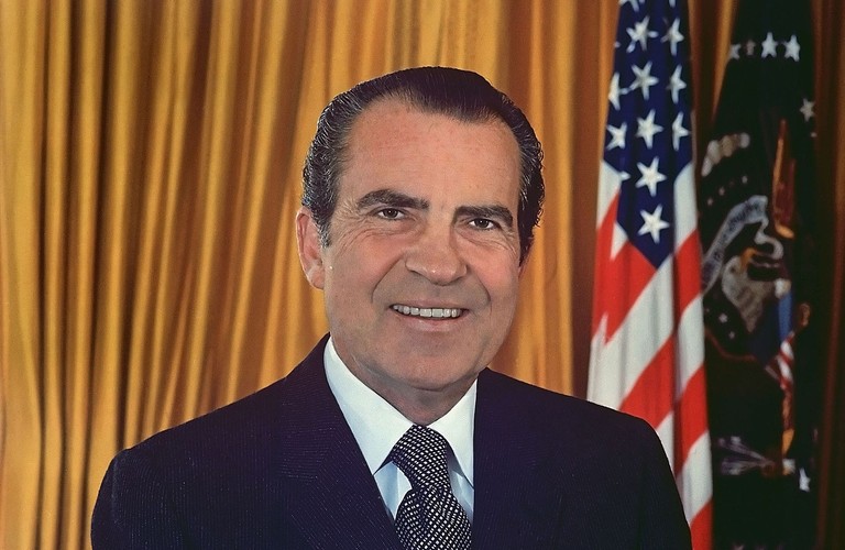 <b>2–5 VIII 1959 r.</b><br>
Nie była to co prawda pierwsza wizyta amerykańskiego prezydenta nad Wisłą – Nixon pełnił wówczas funkcję wiceprezydenta – ale był to pierwszy raz, kiedy osoba tej rangi zawitała w Polsce skrytej za żelazną kurtyną. Nixona podjął Władysław Gomułka, który poruszył kwestię uznania granicy na Odrze i Nysie, niemieckich zbrojeń i Radia Wolna Europa. Abraham Rosenthal z „New York Timesa” napisał, że przed Grobem Nieznanego Żołnierza Nixon krzyknął: „Niech żyje przyjaźń polsko-amerykańska”, co wzbudziło poruszenie zebranego tłumu. „Ludzie starali się objąć prezydenta. Jeden mężczyzna rzucił się Nixonowi do stóp. Inny podał prezydentowi swoją 5-letnią córkę”. <br><br>
<b>31 V – 1 VI 1972 r.</b><br>
Już jako głowa państwa Nixon przyjechał do Polski w drodze powrotnej z ZSRR, Iranu i Austrii. Szczególnie ważna była wizyta w Moskwie, gdzie prezydent podpisał z Leonidem Breżniewem układy SALT I, który zobowiązywał do zaprzestania produkcji nowych bomb atomowych, oraz ABM, który nakładał ograniczenia na systemy obrony przed pociskami balistycznymi. Ekipie Edwarda Gierka zależało na zaakcentowaniu rosnącej pozycji Polski na arenie międzynarodowej, a także na dostępie do amerykańskich kredytów, za które ówczesny rząd chciał modernizować gospodarkę. Z tego względu do wizyty przygotowano się z wielką pieczołowitością.