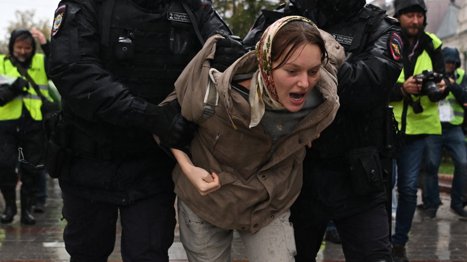 Policja zatrzymuje kobietę w Moskwie 24 września 2022 r. podczas protestu przeciwko częściowej mobilizacji ogłoszonej przez Putina. (Zdjęcie ilustracyjne)