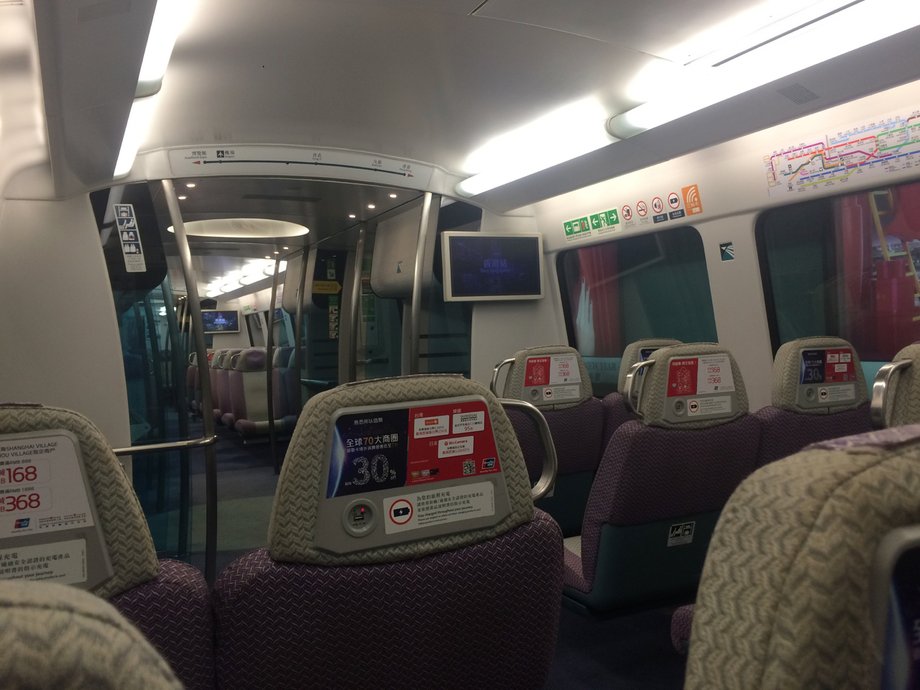 Wnętrze przedziału pasażerskiego Hong Kong Airport Express Train