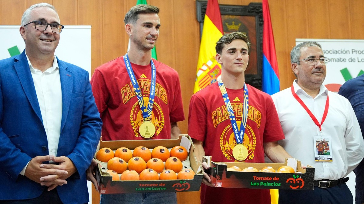 Ruis (llevo) and Gavi sa gajbicom paradajza | Foto: Getty Images
