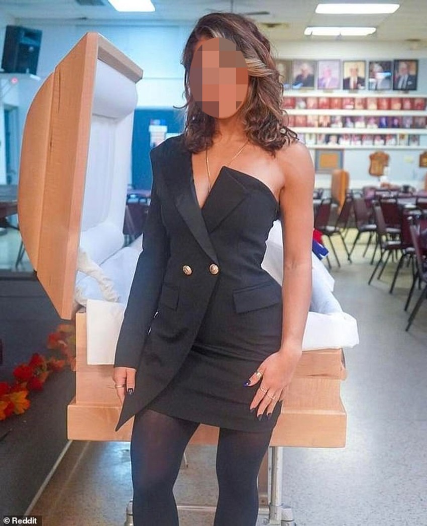 influenserka na sahrani oca