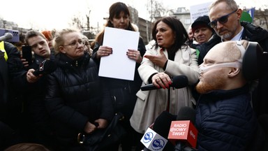 Awantura przed Sejmem. Pełnomocnik rządu zakrzyczany przez protestujących