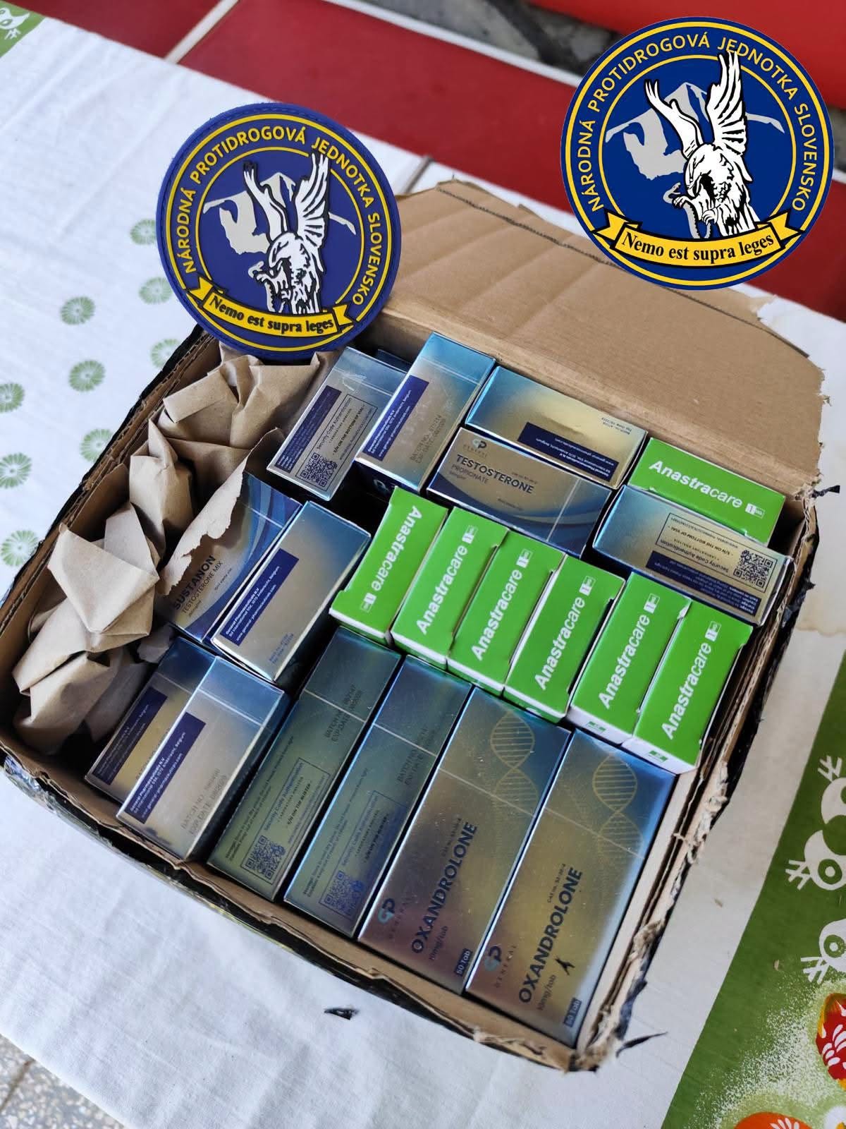 Policajti v okresoch Prešov a Sabinov zaistili anabolické látky, hotovosť a zadržali dve osoby.