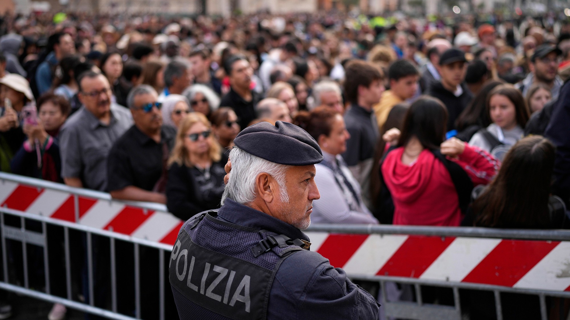 Veriaci sa lúčia s pápežom Františkom.