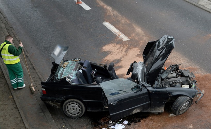 BMW rozbite na filarze mostu Łazienkowskiego w Warszawie