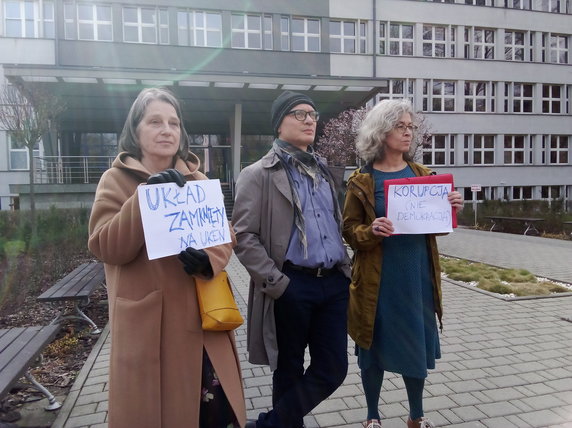 Protest przed UPKEN w Krakowie