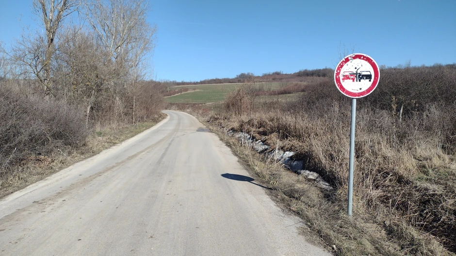 Saobraćajni znaci u Paligracu kod Niša služe kao mete za gađanje