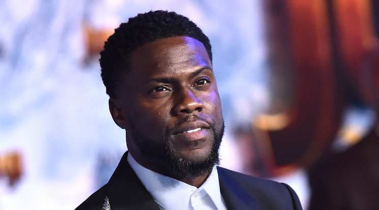 Kevin Hart a magyar Országház előtt olvasgatott / Fotó: Northfoto