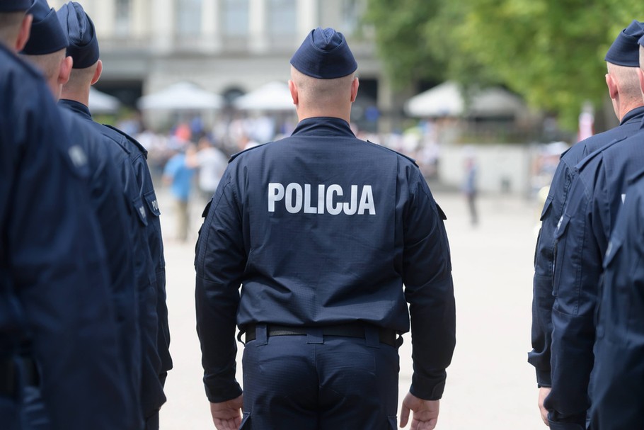 Policjanci nie mają prawa do wypłaty pieniędzy za nadgodziny - mogą jedynie wziąć za nie wolne. Nowelizacja ustawy to zmienia